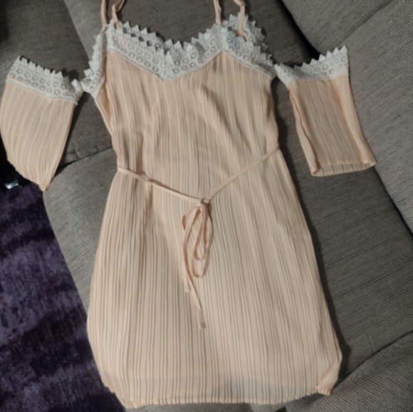 Romeo Juliet pleated Cold Shoulder Lace Trim Dress - Picture 10 of 13